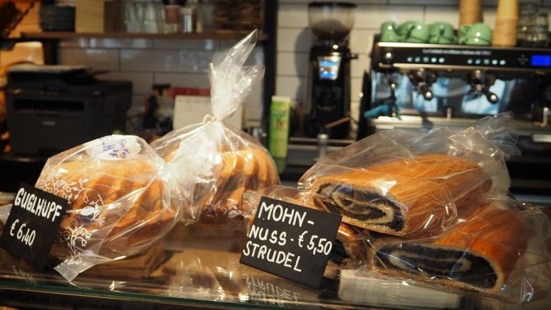 V&yacute;stava pečiva s Guglhupf a makovou a orechovou &scaron;tr&uacute;dľou.