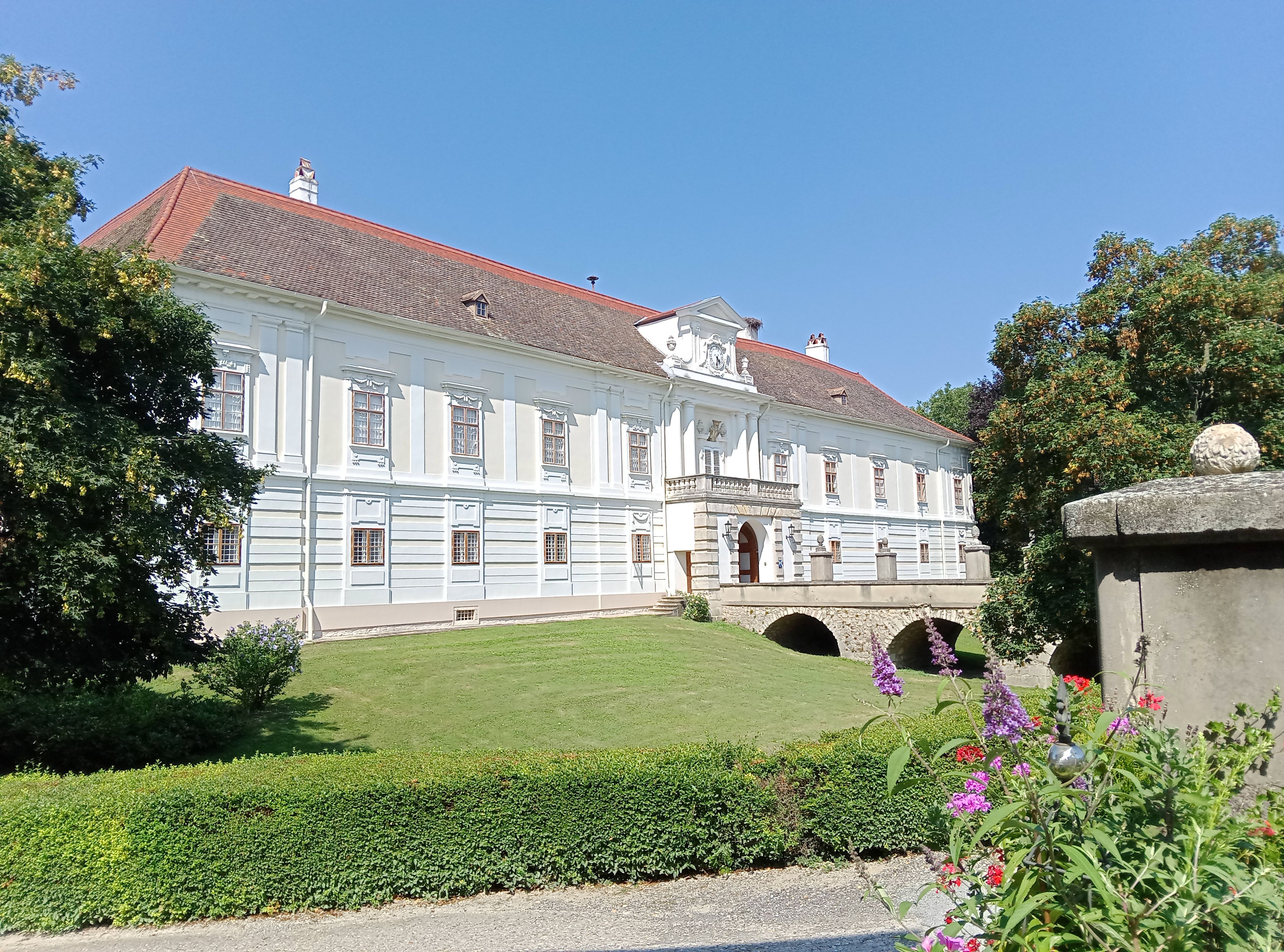 Pohľad na hrad Rohrau z exteriéru 
