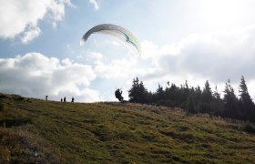 Paragliding on the &Ouml;tscher, &copy; Karas