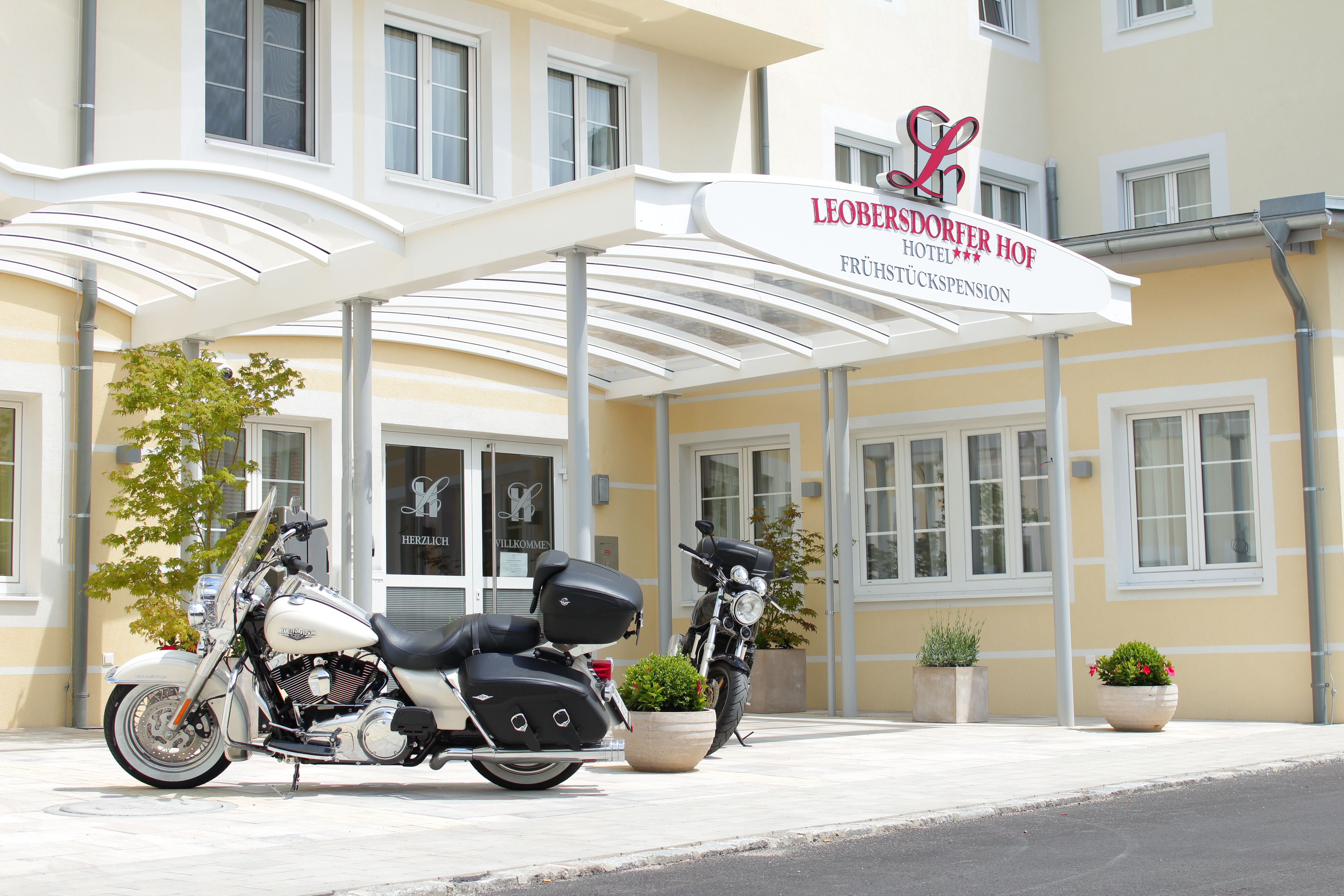 Dve motorky pred vchodom do hotela Leobersdorfer Hof.