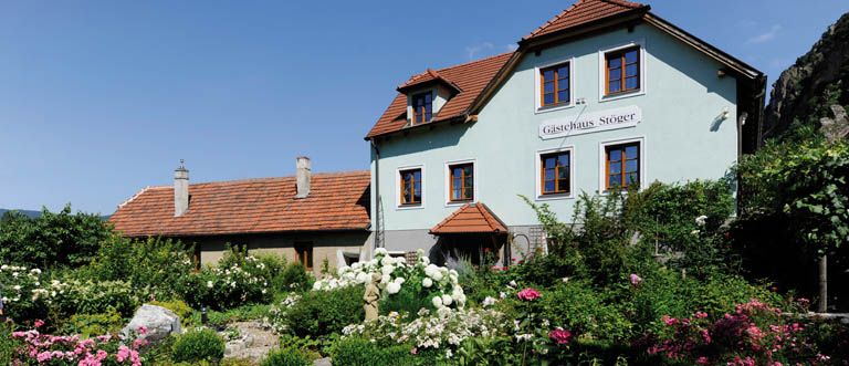 Tradičný dom so záhradou s označením "Gasthaus Stöger".