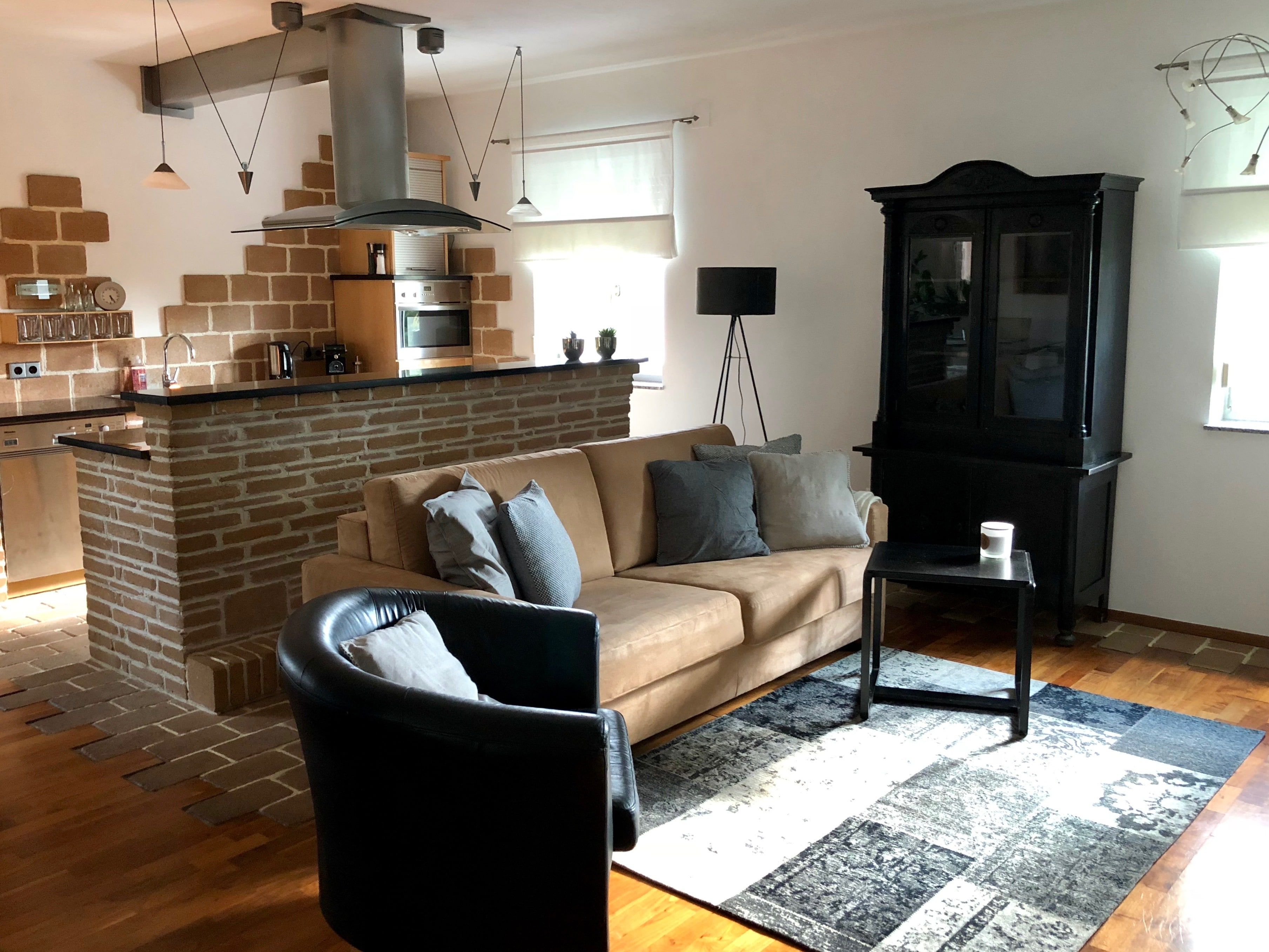 Svetlý, minimalistický obytný priestor s jednoduchým nábytkom