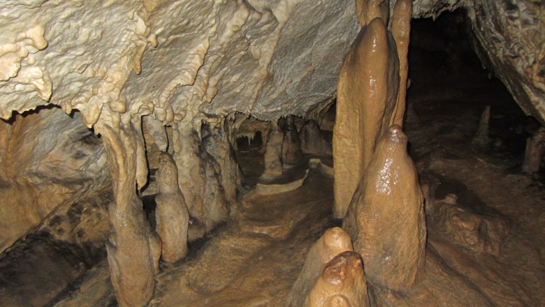 V jaskyni môžete vidieť stalagmity a stalaktity, © Melanie Karas
