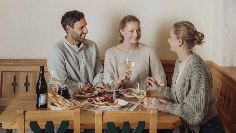 Heurigenbesuch beim Weingut Paul, © Weinviertel Tourismus GmbH / Sophie Menegaldo