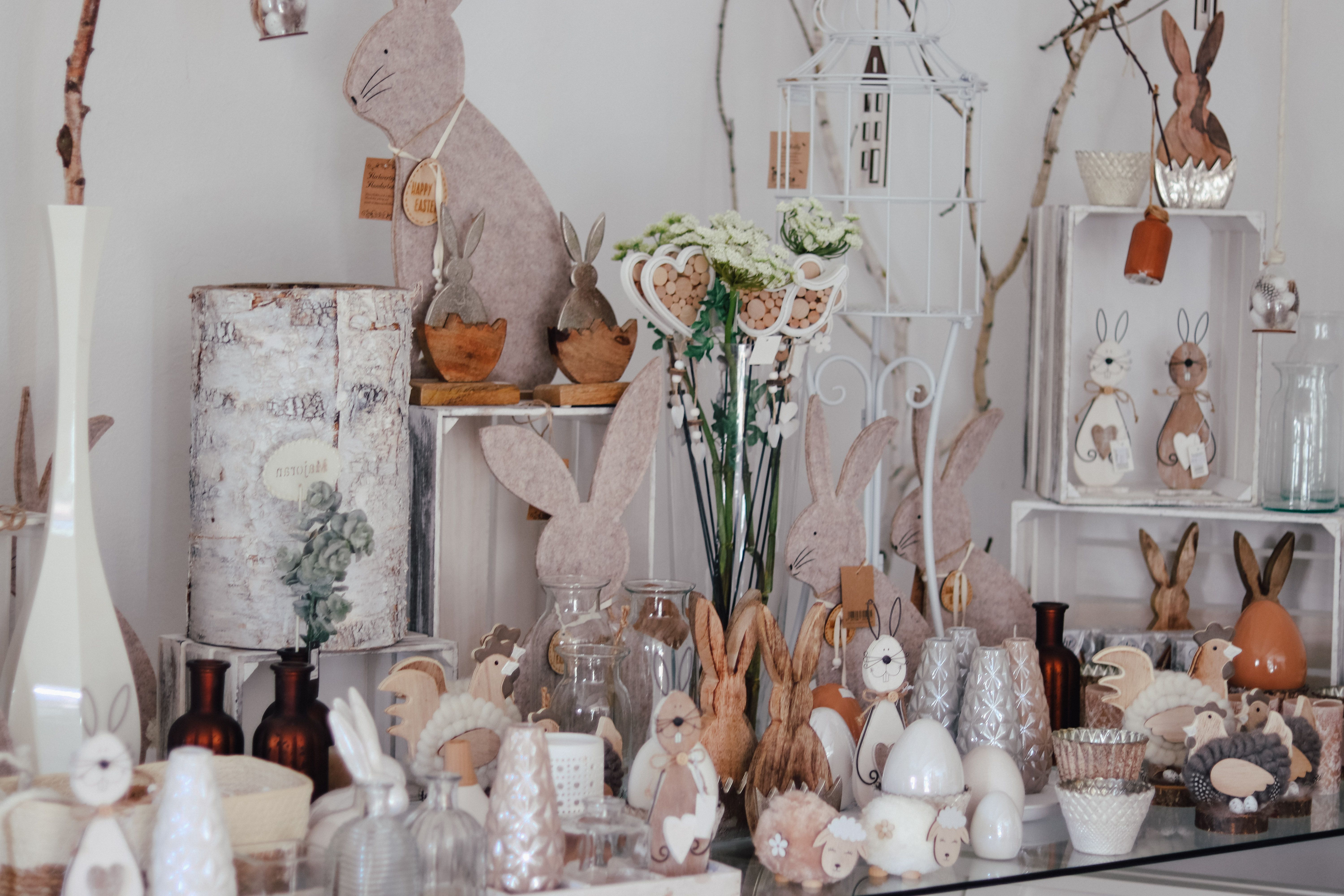 Dekoratívne veľkonočné zajačiky a jarné dekorácie naaranžované na stole.