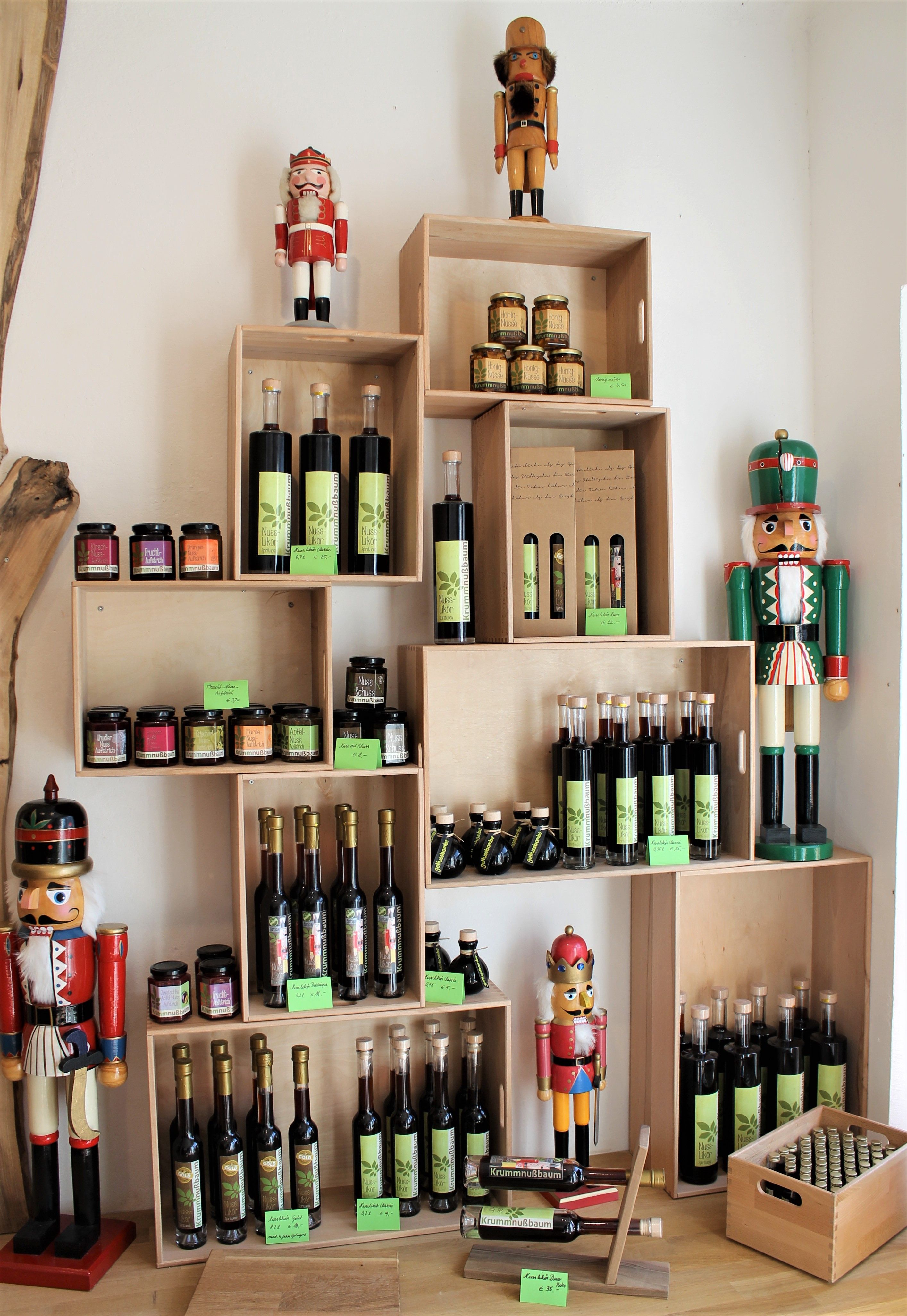 Regál s orechovými výrobkami a orechovníkmi v Nusseum Krummnußbaum.