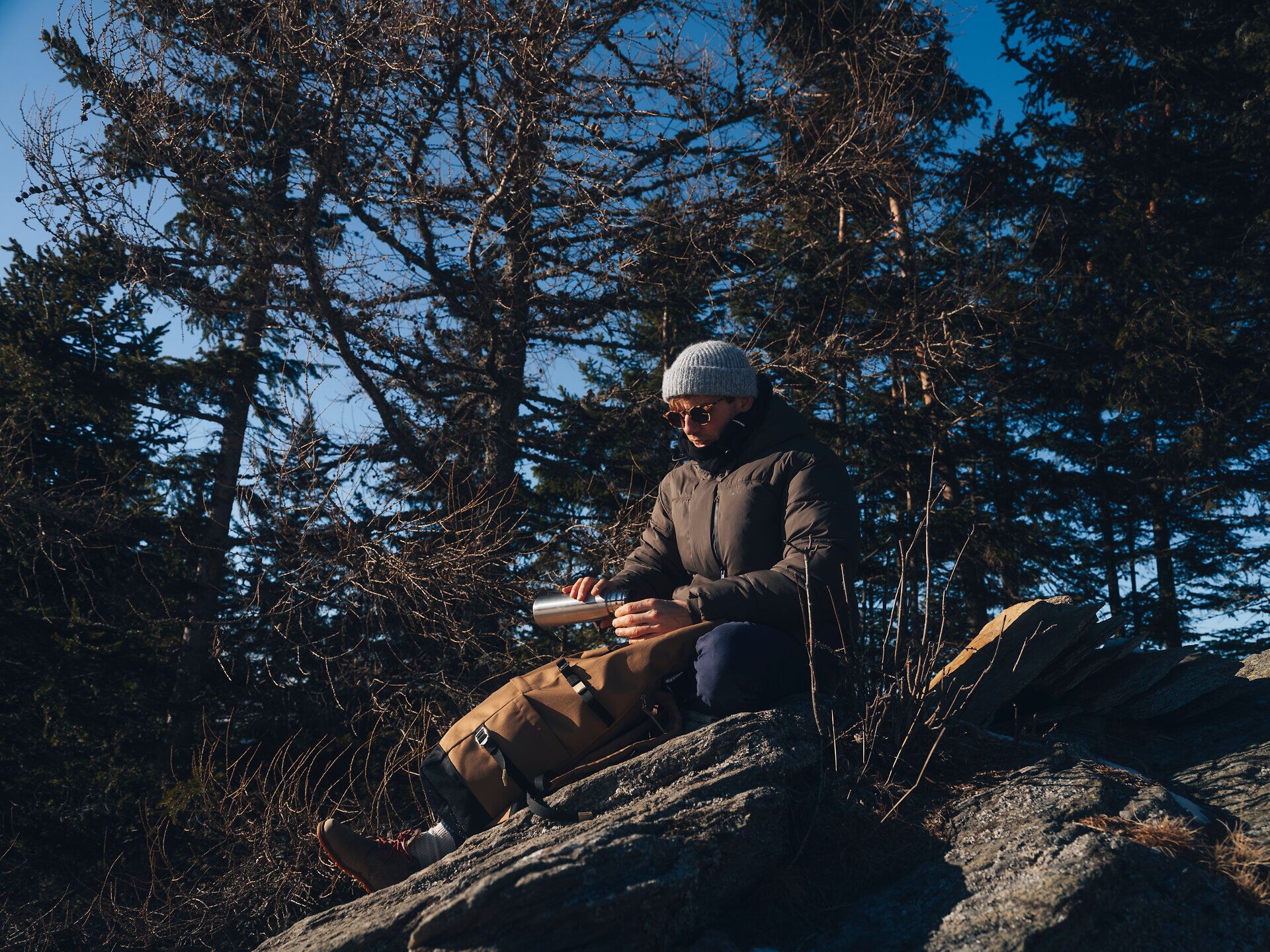 In der winterlichen Landschaft der Wiener Alpen genießt ein Wanderer die Ruhe der Natur. Umgeben von schneebedeckten Bäumen und der klaren, frischen Luft, wird der Moment zum perfekten Rückzugsort für alle, die dem Alltag entfliehen möchten.