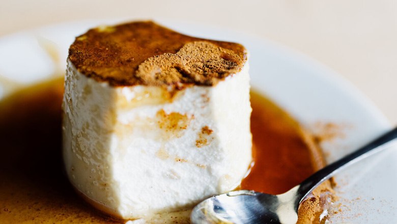 Culinary journey, sheep's cheese and cream cheese croissant with cinnamon, forest honey and walnuts, Althammerhof, Semmering, Vienna Alps, © Niederösterreich Werbung/Mara Hohla Herunterladen