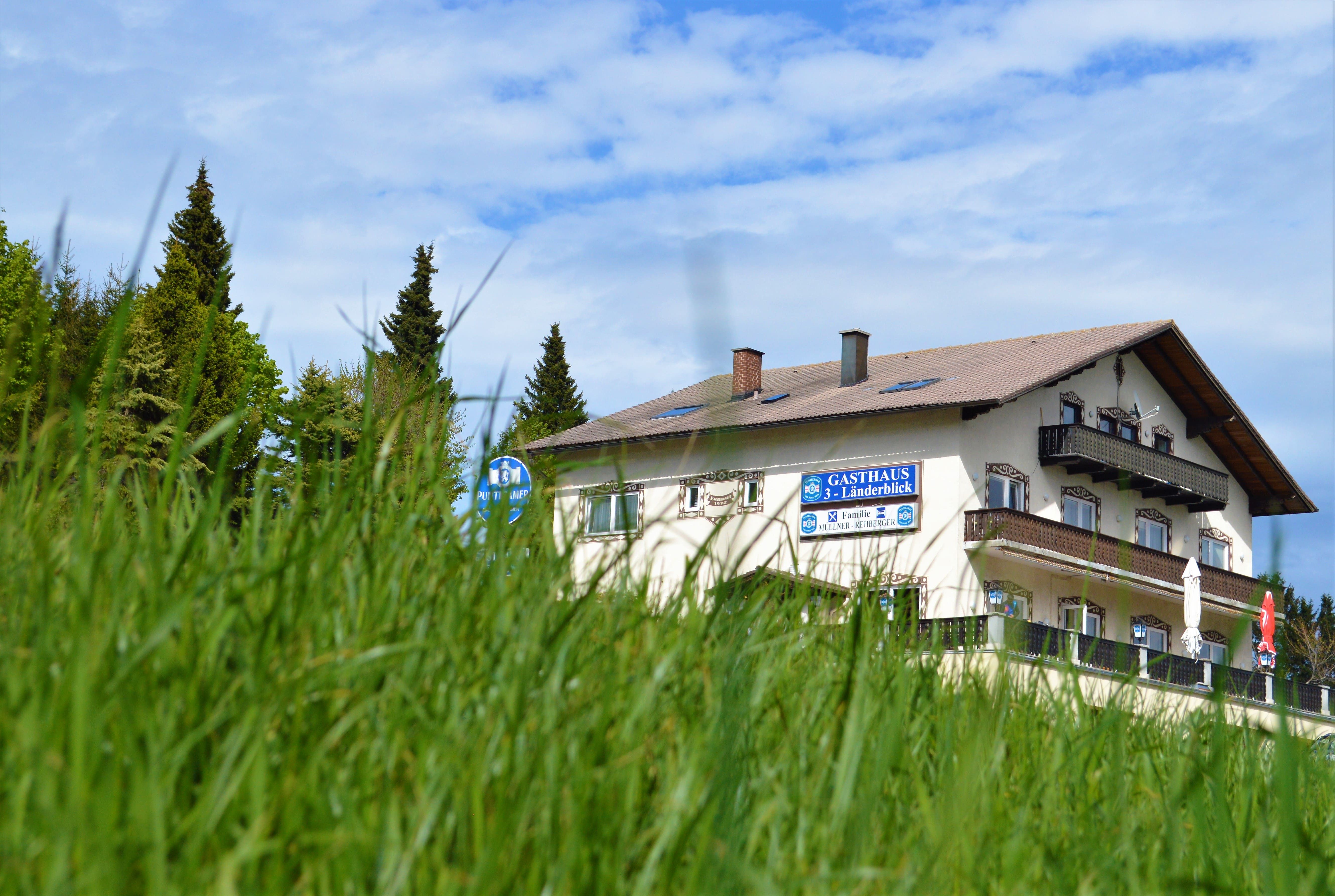 Gasthaus 3-Länderblick za lúkou so stromami v pozadí.