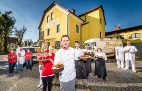 Thomas Hobegger with his team, &copy; Hobegger