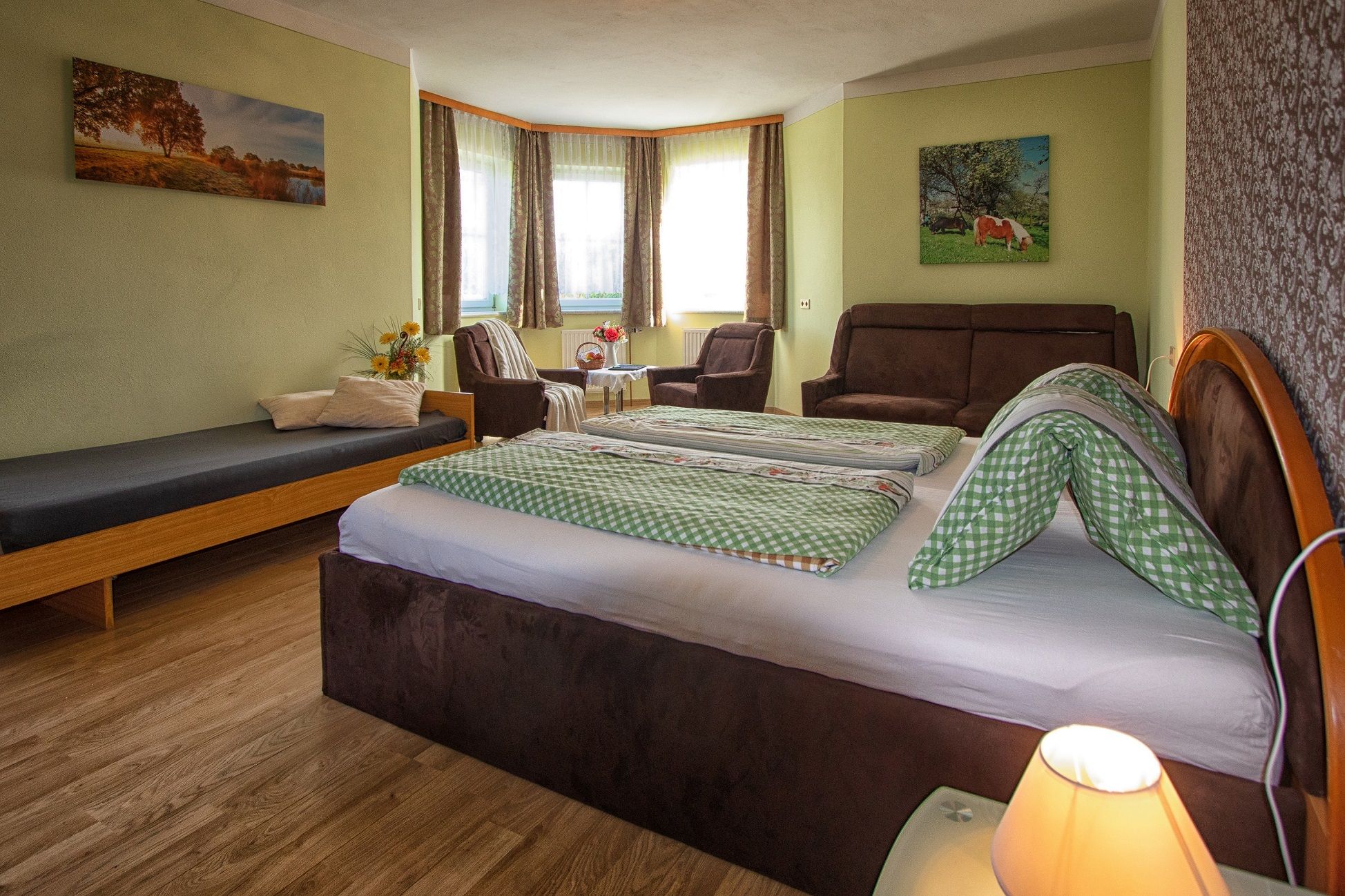 Izba s manželskou posteľou a pohovkou