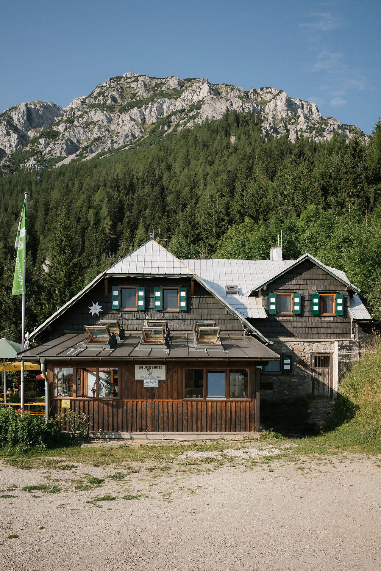 Pohľad na chatu Edelweißhütte na vrchu Schneeberg so skalným masívom v pozadí