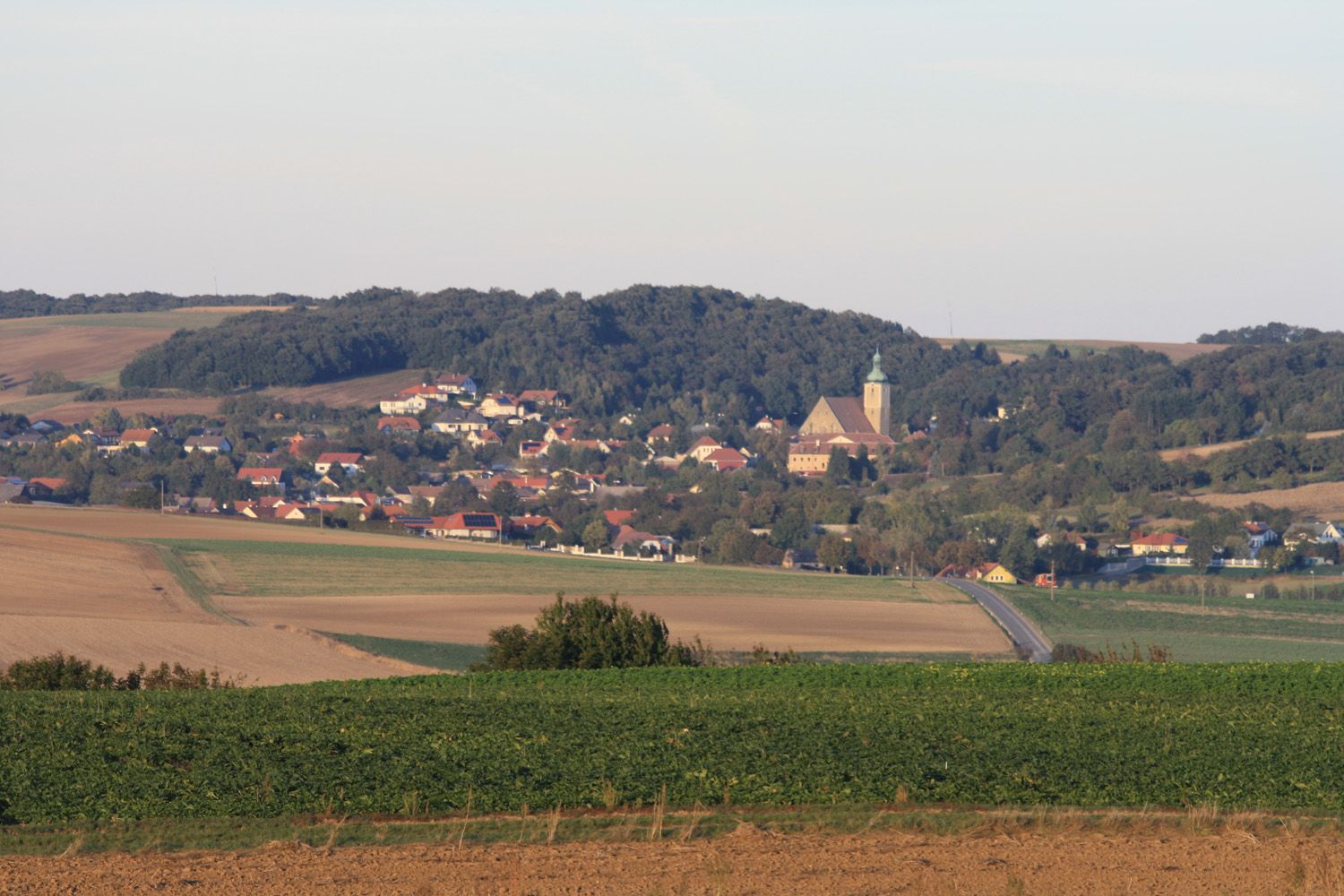 Panoramatický pohľad na Großrußbach s kostolom a okolitými poliami.