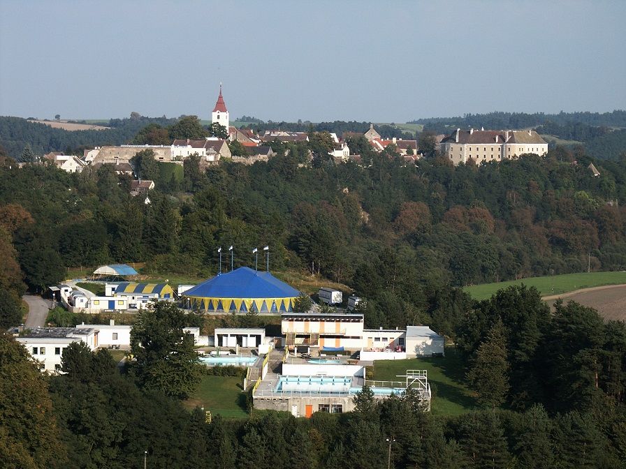 Krajina s cirkusovým stanom, kostolom a hradom v Drosendorfe.