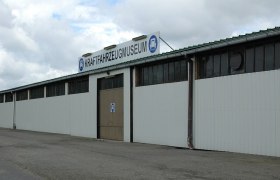 directly at the railroad crossing, © Kraftfahrzeugmuseum Sigmundsherberg