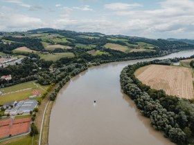 Radf&auml;hre "Donaubus" auf der Donau von Ottensheim nach Linz, &copy; WGD Donau Ober&ouml;sterreich Tourismus GmbH