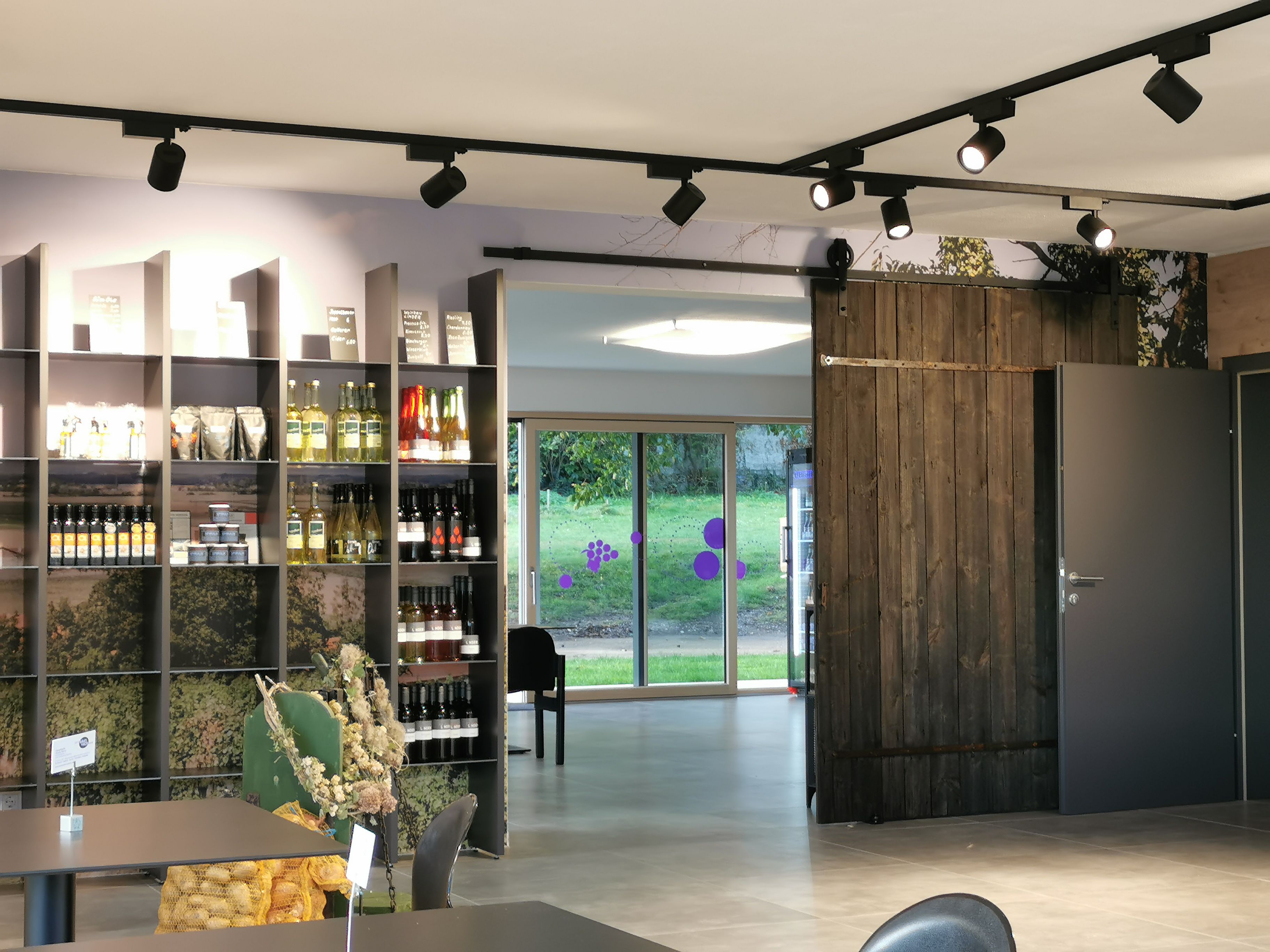 Ansicht des Hofladens mit Blick auf ein Regal mit Wein und anderen Produkte.