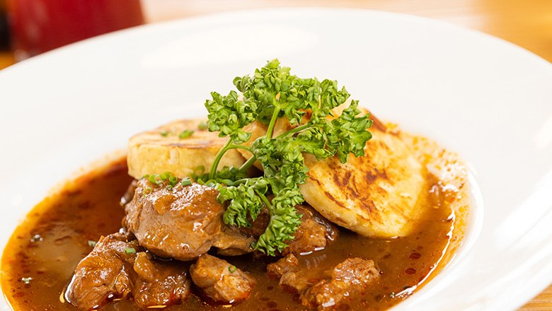 Eis-Greissler Kulinarik-Stadl Beef goulash, © Blochberger Eisproduktion GmbH