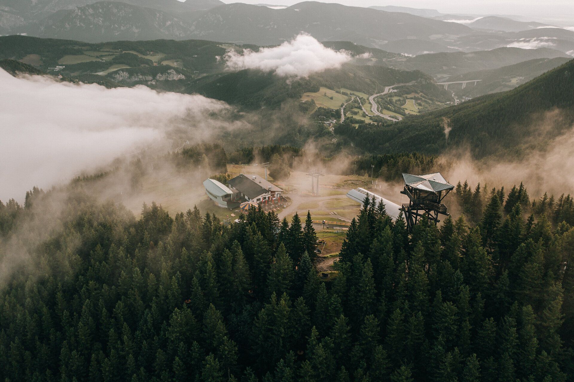Pohľad na hornú stanicu lanovky Semmering Hirschenkogel s Lichtenštajnským domom.