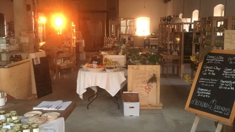 Trhov&aacute; hala, &copy; Mildwild