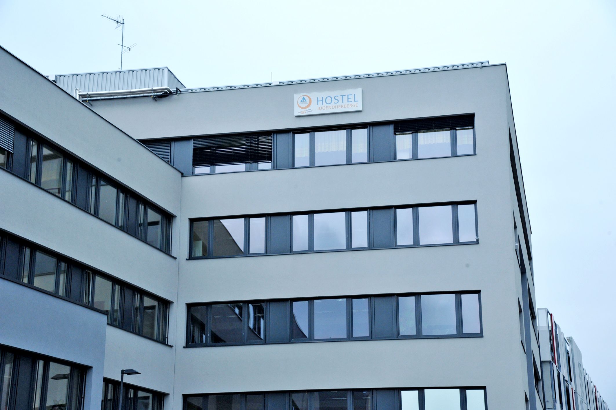 Moderná budova s nápisom "Hostel Jugendherberge".
