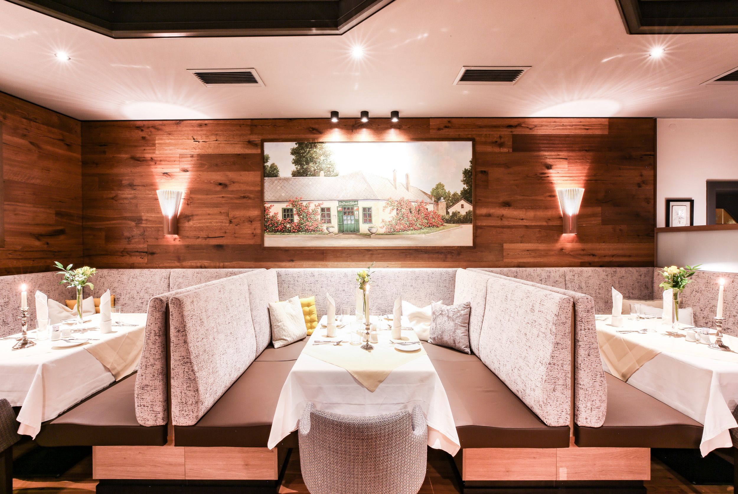 Priestory na sedenie a prestretý stôl 