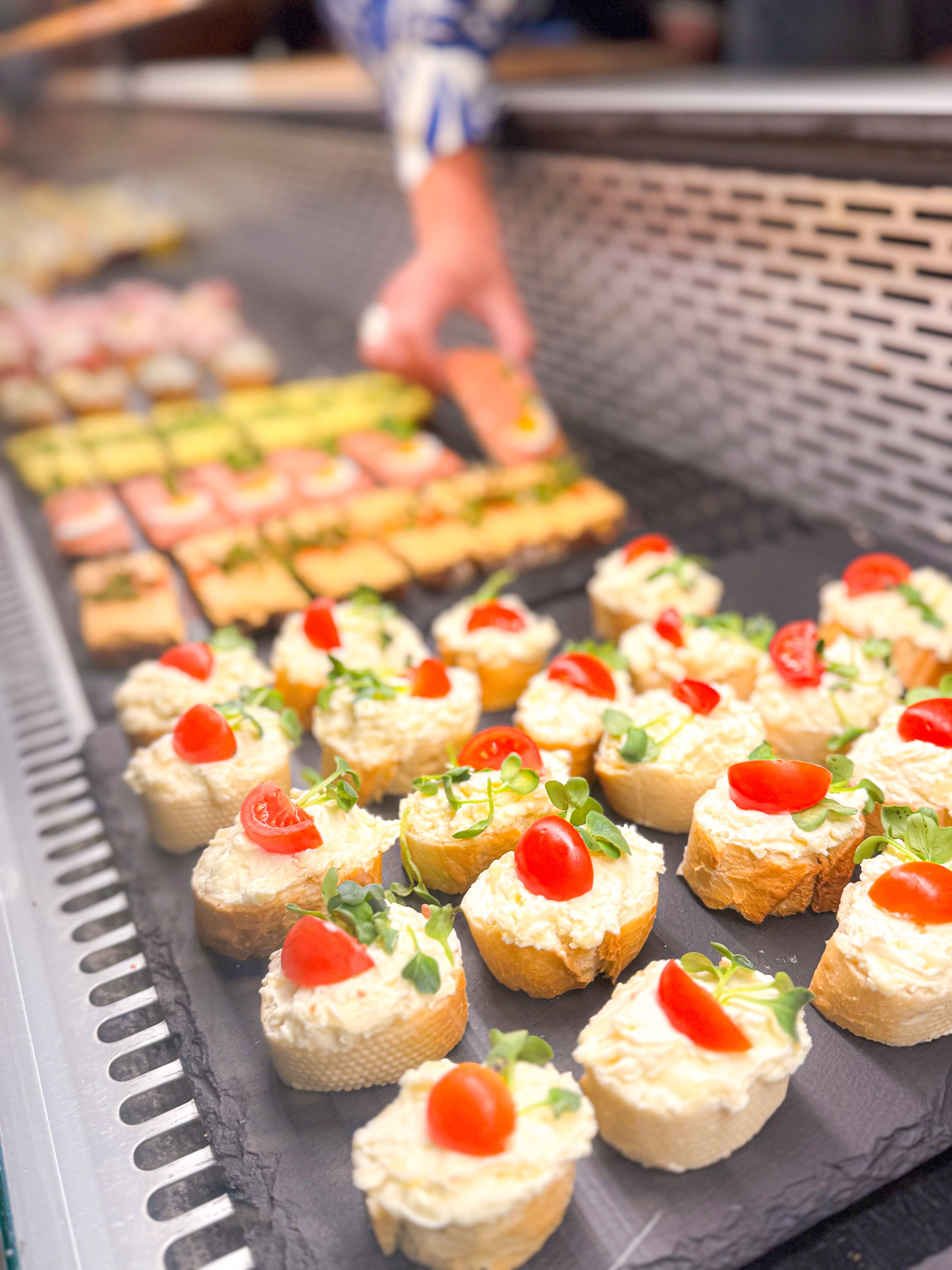 Bageta s nátierkou a paradajkami