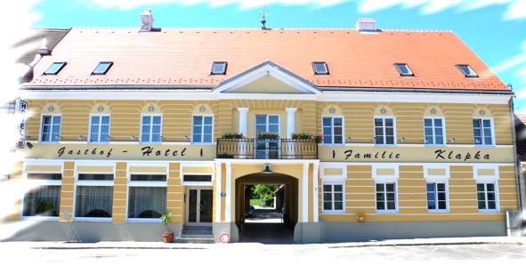 Žltá budova s červenou strechou a nápisom "Gasthof-Hotel Familie Klapka".