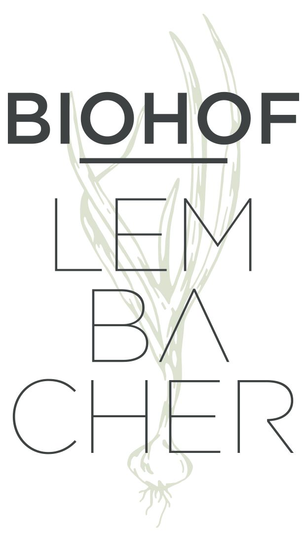 Logo spoločnosti Biohof Lembacher so štylizovanou rastlinou v pozadí.
