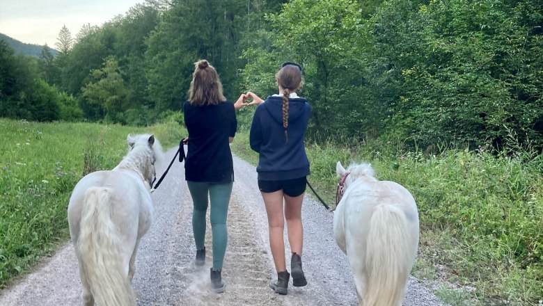 Mia and Julia, &copy; Familie Prack