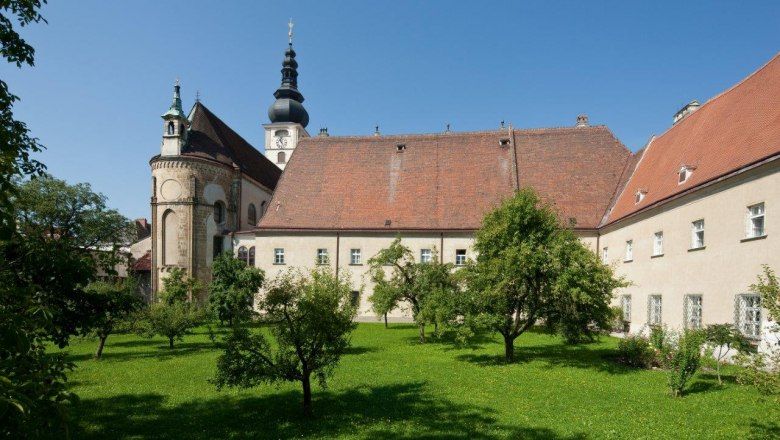 Katedrála St Pölten so záhradou v popredí.