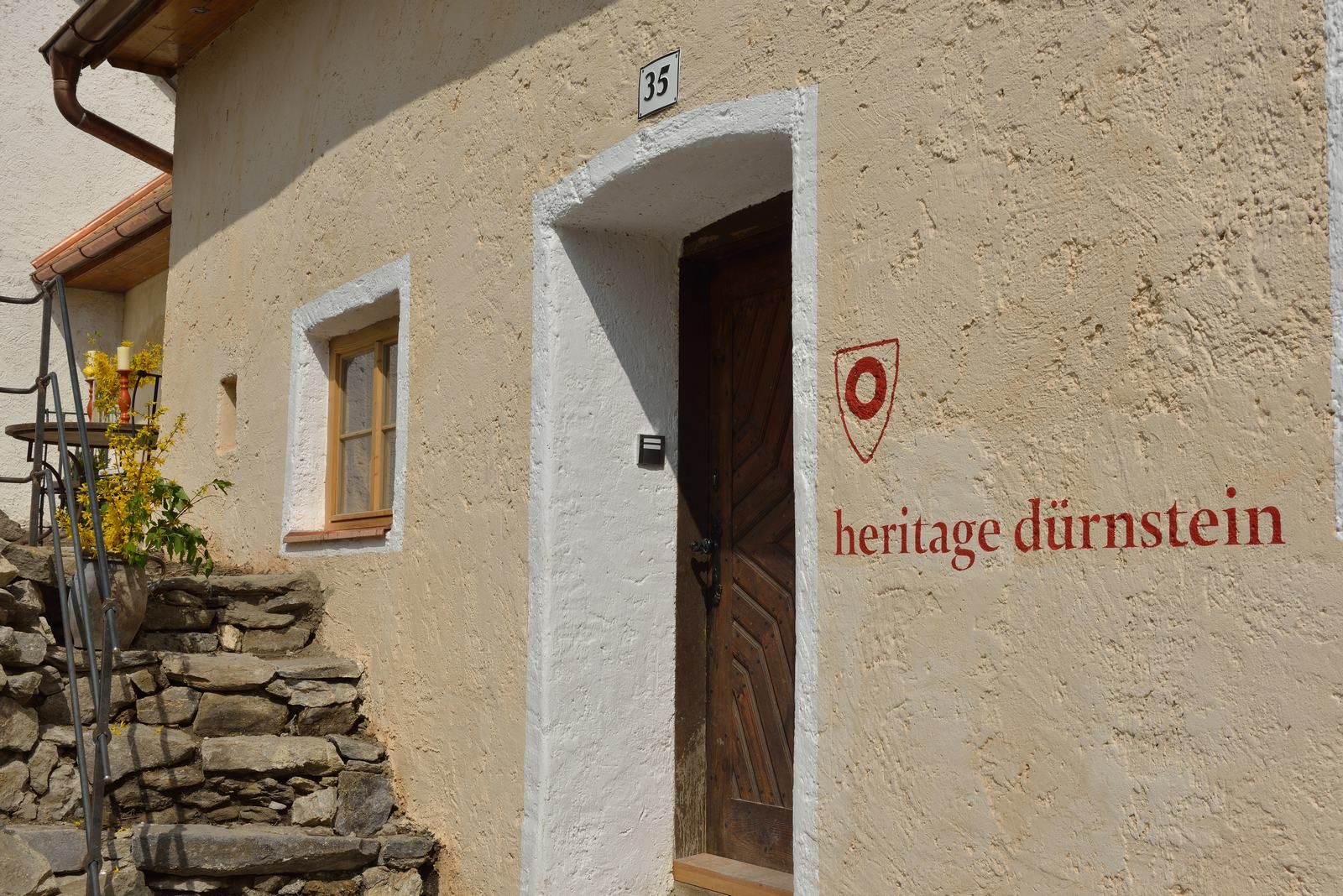Vstup do historickej budovy s označením "heritage dürnstein".