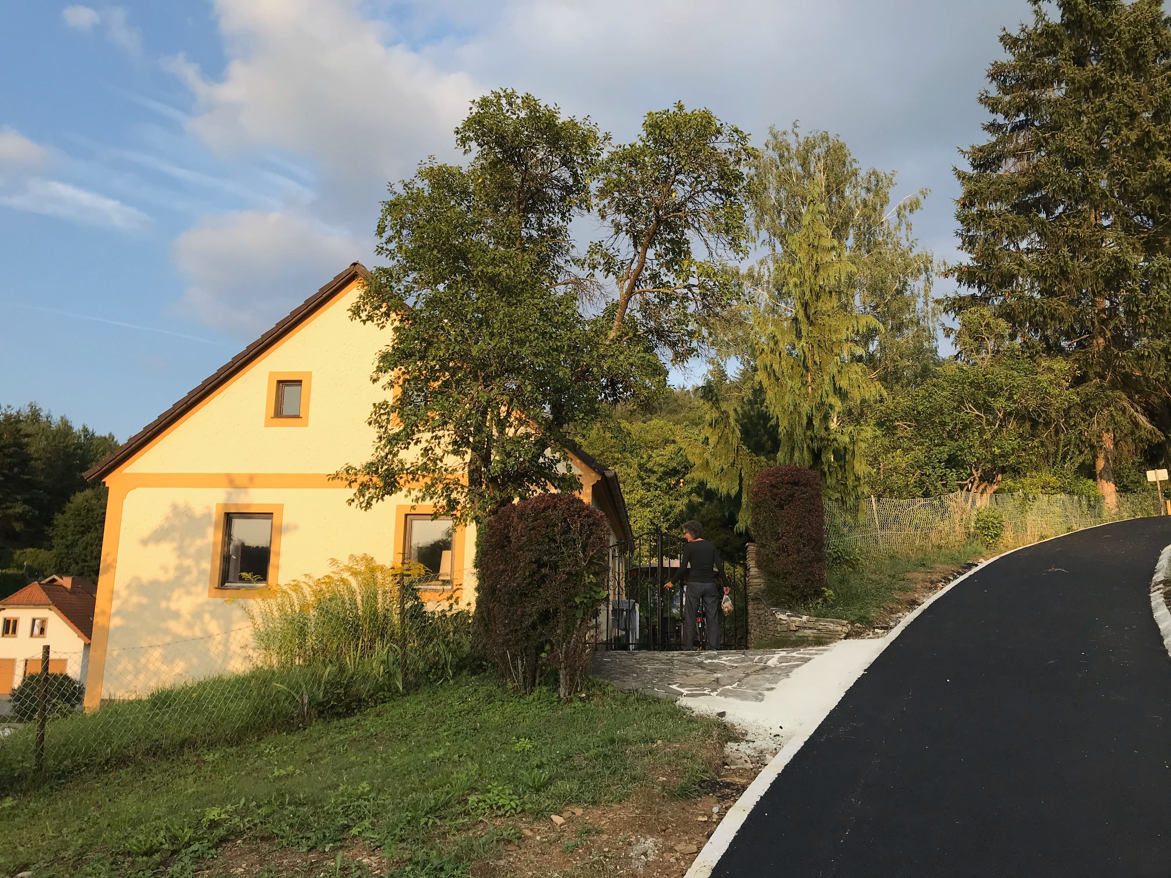 Spoločná cesta pred domom 