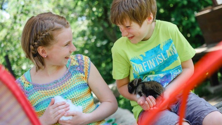 kerndlerhof_kinder_mit_hasen_-schwarz-koenigat, &copy; Schwarz-K&ouml;nig