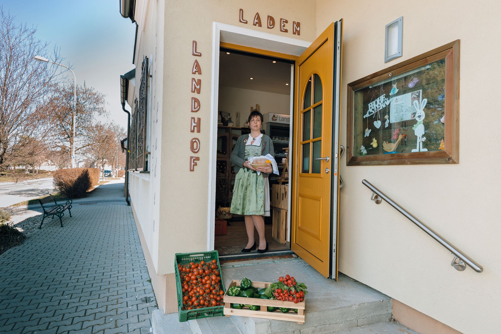 Landhof Laden Kittsee, pani Paradeiszová pred obchodom