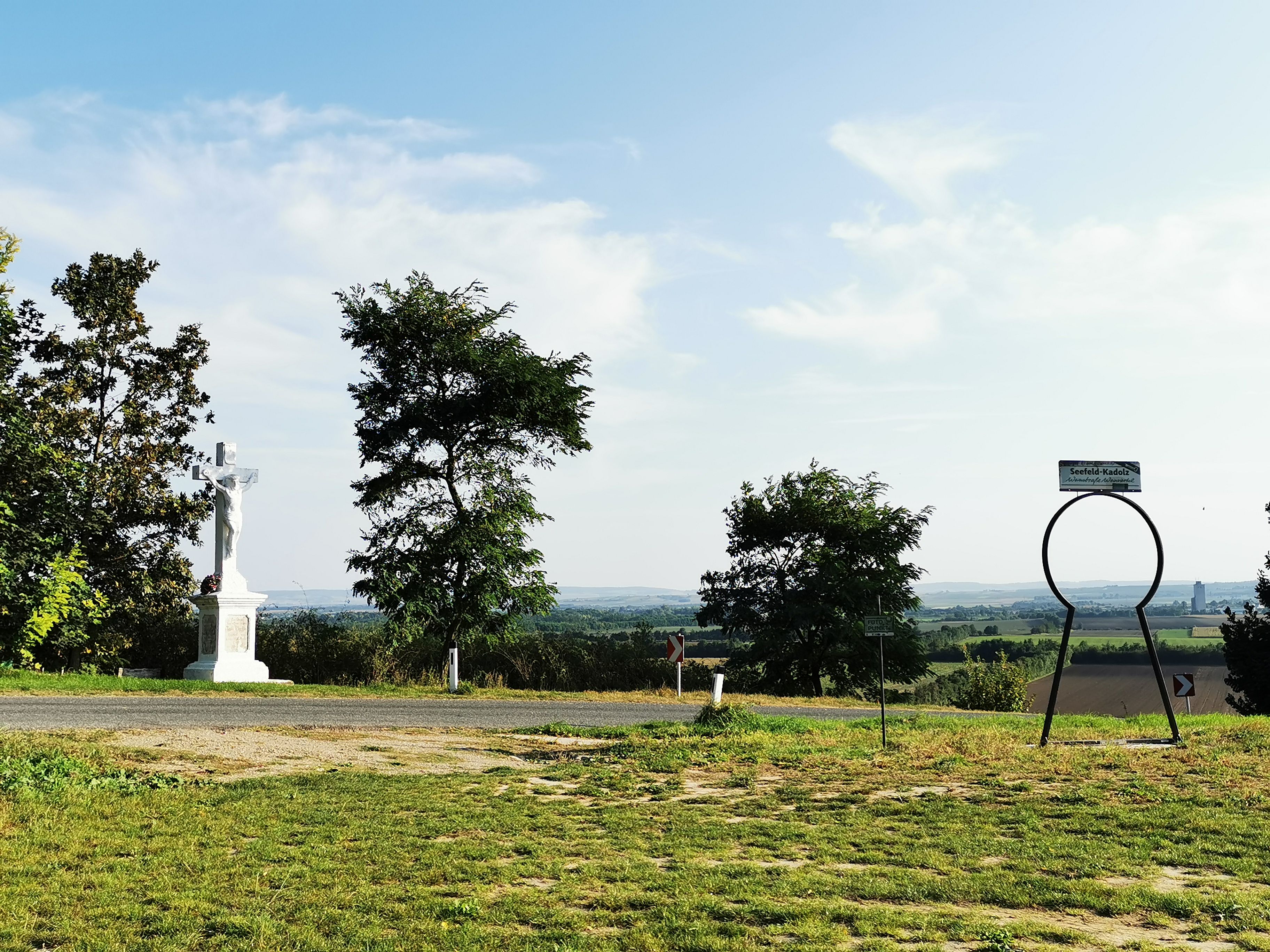 Krajina s krížom a nápisom Seefeld-Kadolz.