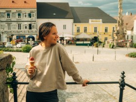 Eis essen, Weitra Hauptplatz, Thayatalweg 630, Weg entlang der Lainsitz, &copy; Waldviertel Tourismus, Melanie T&ouml;bbe