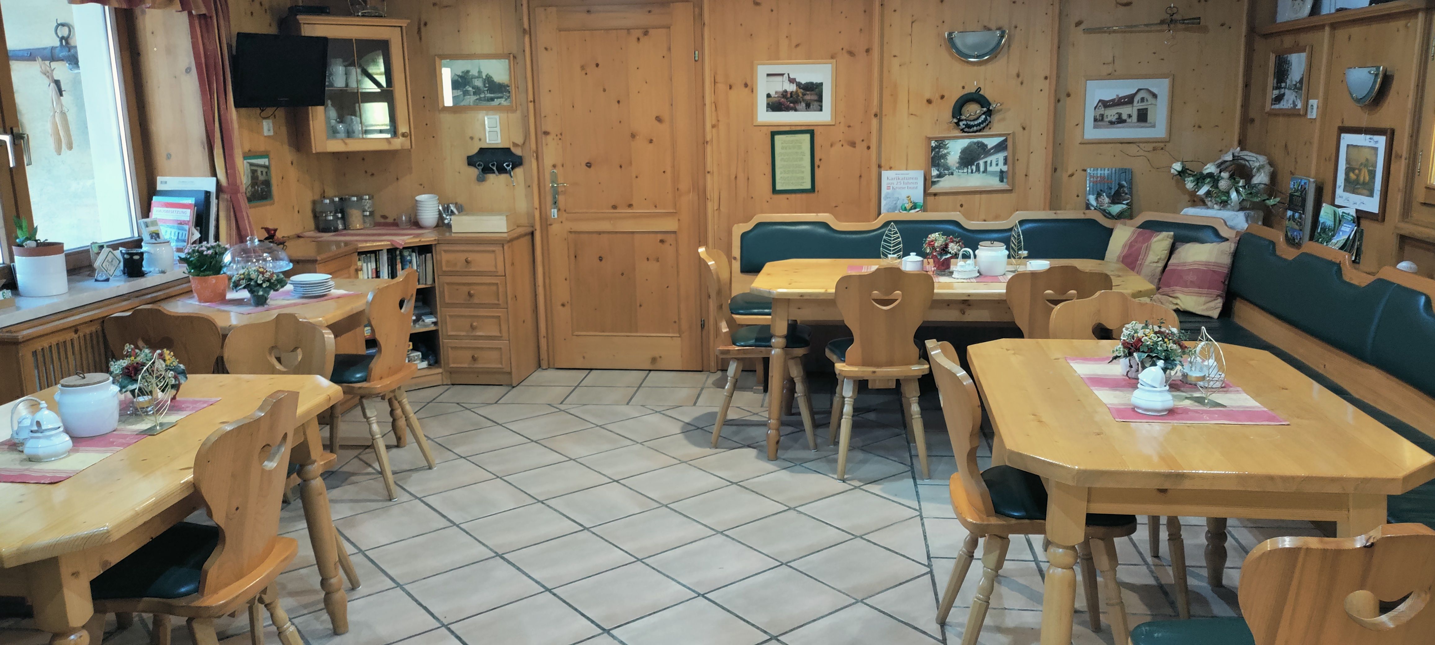 Útulná raňajková miestnosť s dreveným nábytkom a dekoráciami.