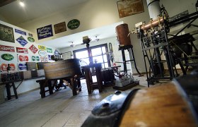 Pohľad do interi&eacute;ru M&uacute;zea pivovaru Wieselburg so star&yacute;m pivovarn&iacute;ckym zariaden&iacute;m a n&aacute;pismi.