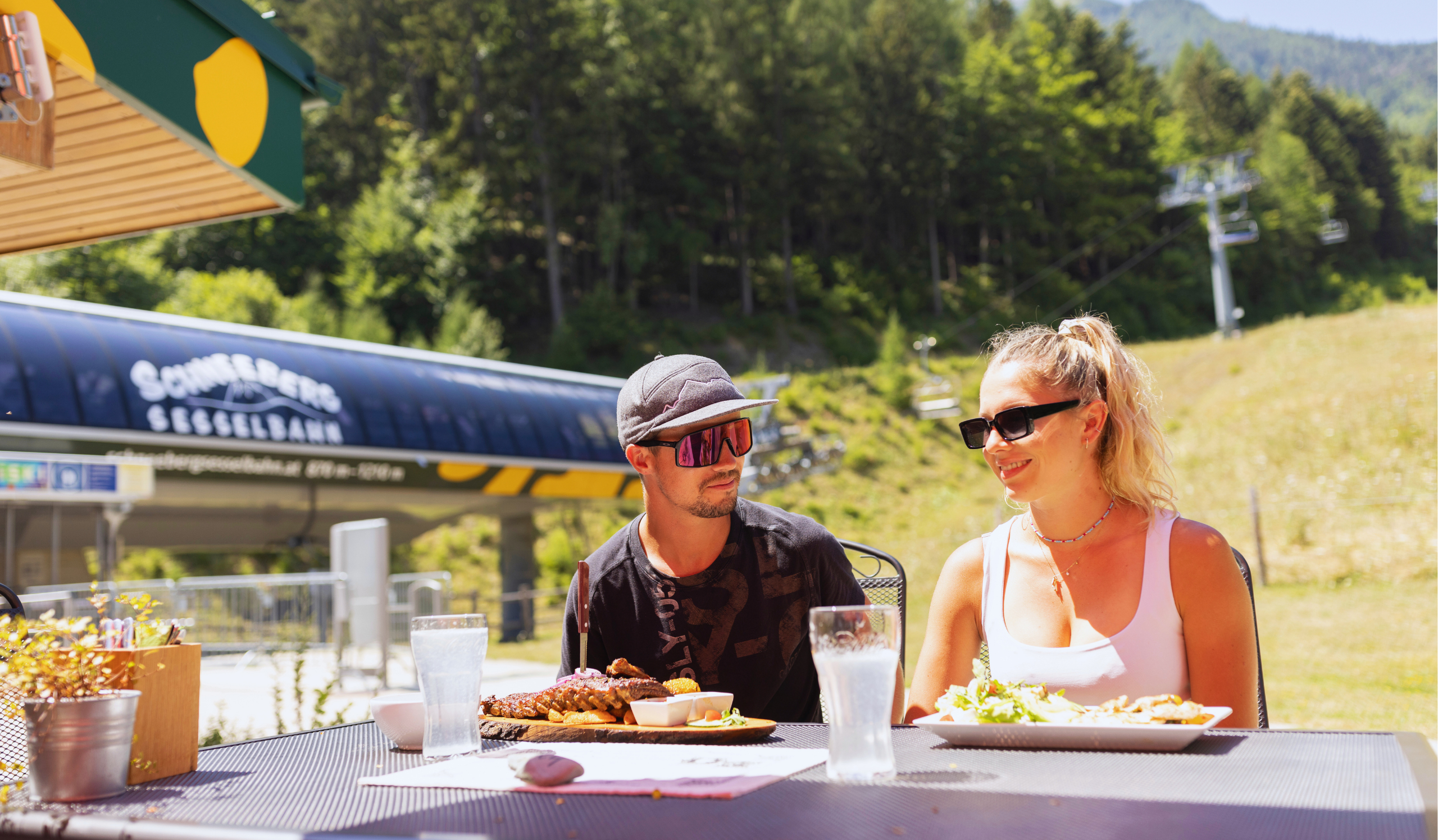 Stravovanie v hostinci Lahning Inn, terasa pri stanici lanovky