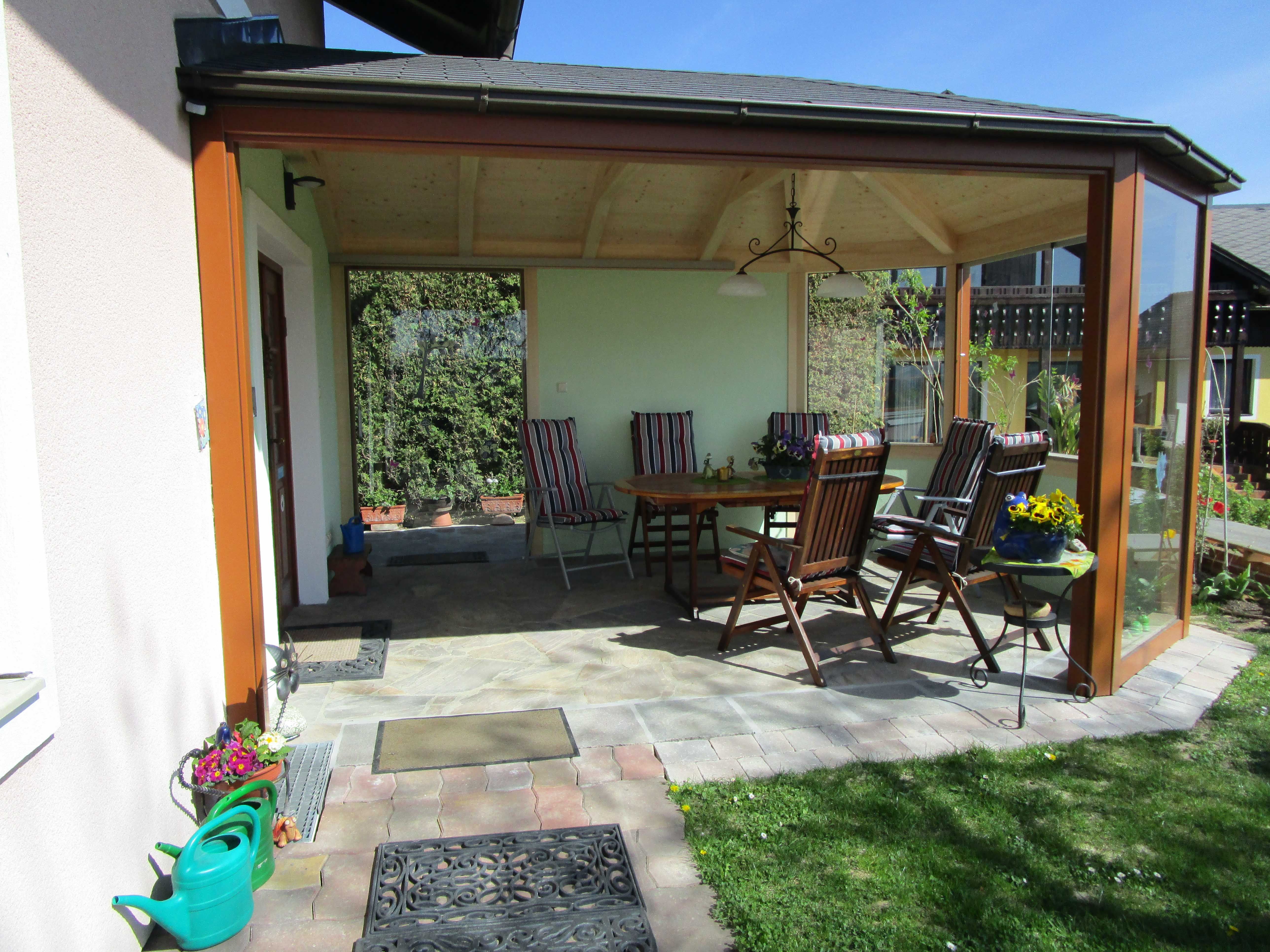 Zimná záhrada so stolom a stoličkami