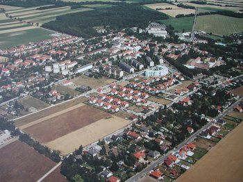 Letecký pohľad na Ebergassing s domami a poľami.