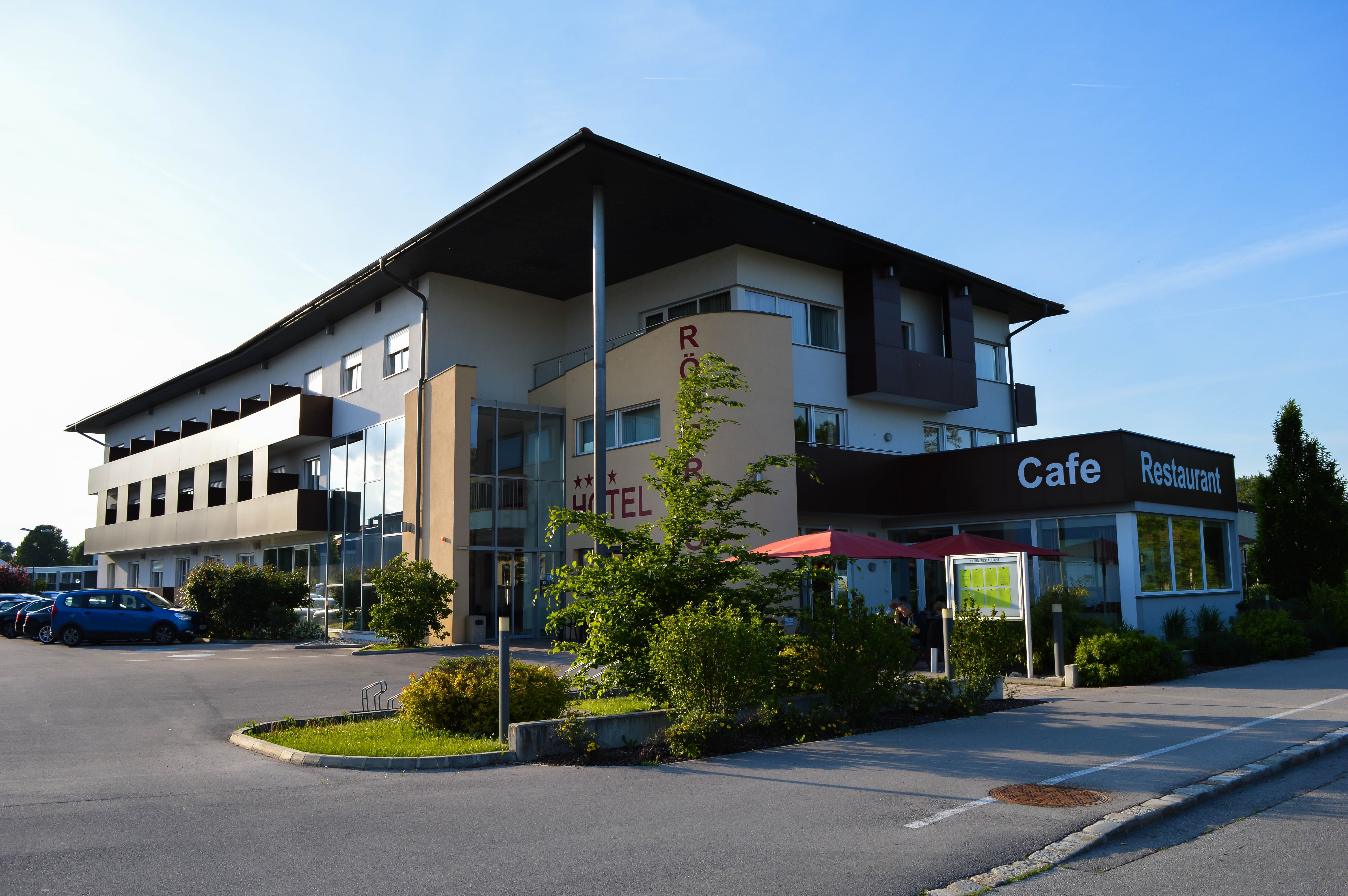 Exteriérový pohľad na hotel pri peknom počasí