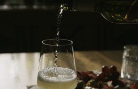 Pouring wine, © Weinviertel Tourismus / Sophie Menegaldo