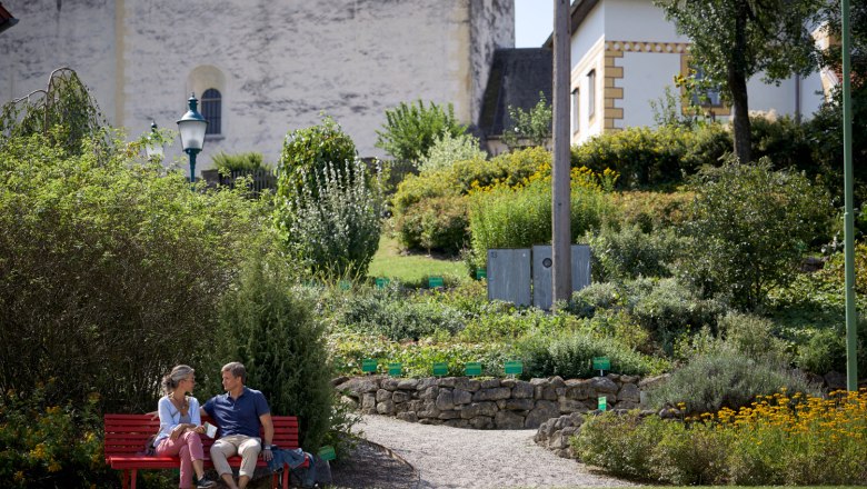 In front of the fortified church in Bad Sch&ouml;nau, &copy; Wiener Alpen, Florian Lierzer