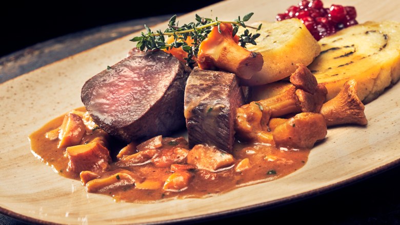 Saddle of venison, chanterelle sauce, potato and herb roulade, © Niederösterreich Werbung/Andreas Hofer