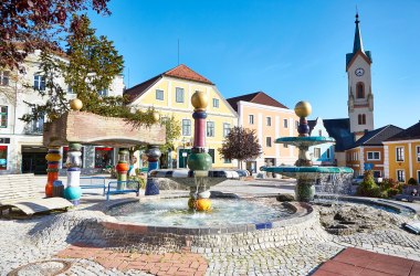 Hlavné námestie v Zwettli s fontánou Hundertwasserbrunnen, © Stadtgemeinde Zwettl, Monika Prinz