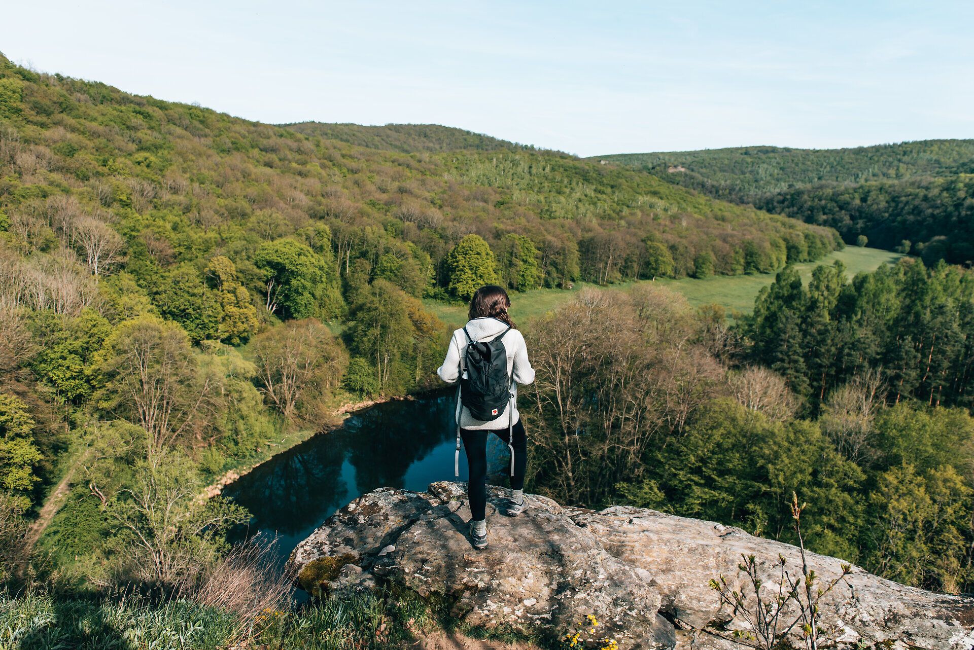 Úchvatný výhľad na kopce a šumiace vody rieky vytvára pokojnú atmosféru. Svieža zelená krajina pozýva turistov, aby si vychutnali krásu prírody a načerpali nové sily. Tu, na tomto vyhliadkovom mieste, sa každý okamih stáva nezabudnuteľným zážitkom.