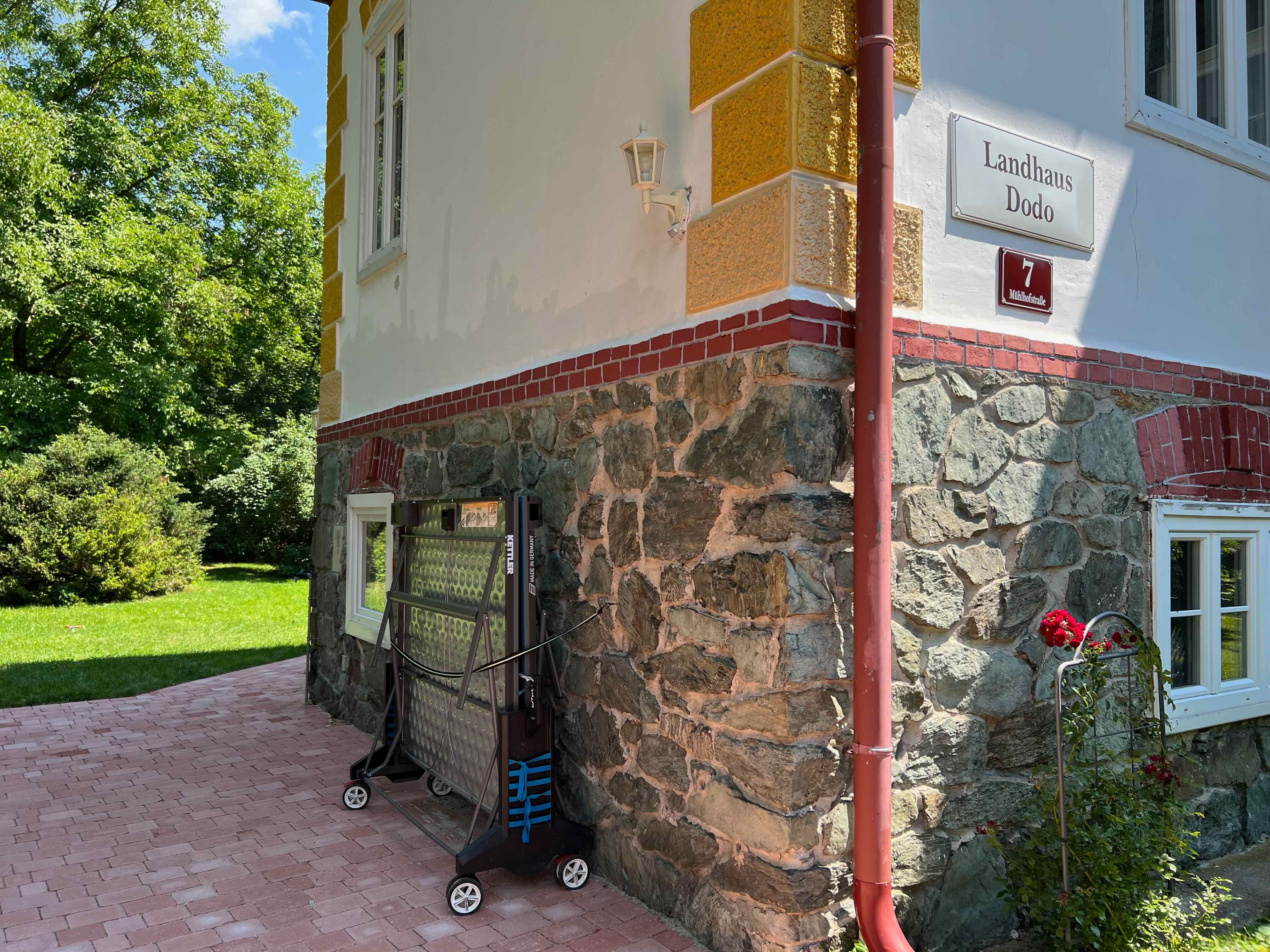Pohľad zvonka na budovu s označením "Landhaus Dodo".