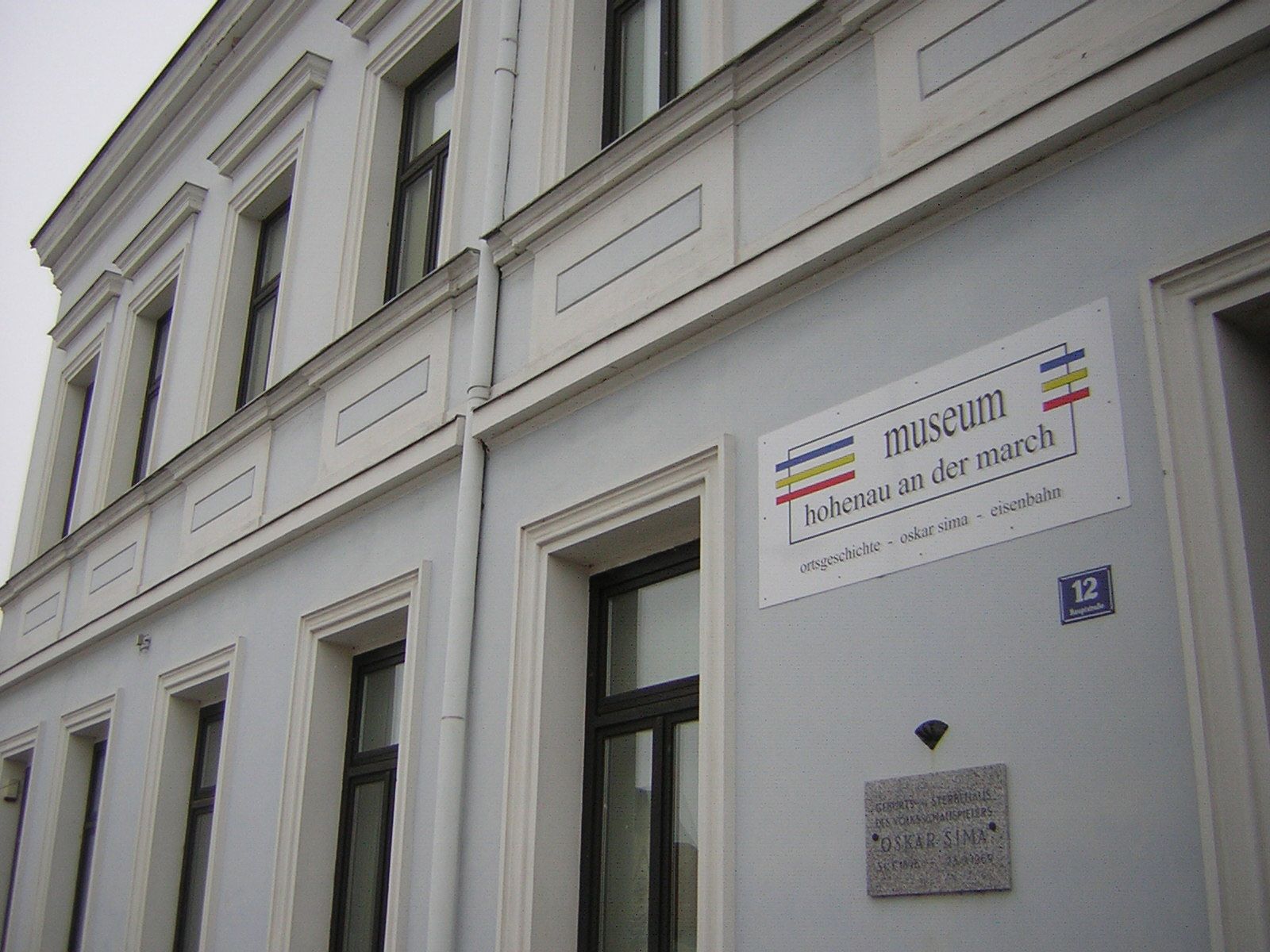 Fasáda múzea Hohenau an der March s nápisom a pamätnou tabuľou.